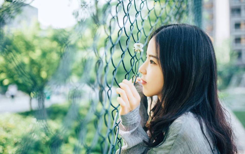 消息迅速被传入了大营，越来越多的江东将士汇聚过来，不敢相信这个事实，有些还未明白事情的整个过程的将士始终不敢相信周瑜已经阵亡的事实。